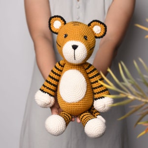 Tigre de pelúcia de crochê feito à mão: animal de brinquedo amigurumi