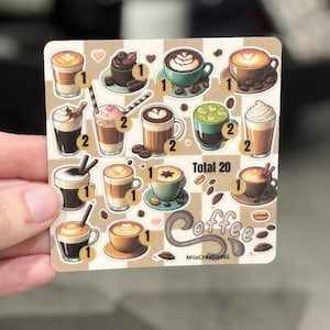 Può includere: Un foglio di adesivi con illustrazioni di varie bevande al caffè, ognuna con un numero che indica la quantità. La parola "Coffee" è scritta in un font stilizzato. Lo sfondo è a scacchi con illustrazioni di chicchi di caffè.