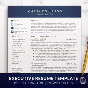 Może przedstawiać: Szablon CV dla kadry kierowniczej w kolorze niebieskim i białym z tytułem "Szablon CV dla kadry kierowniczej" i tekstem "Wypełniony przykładowymi wskazówkami dotyczącymi pisania CV".