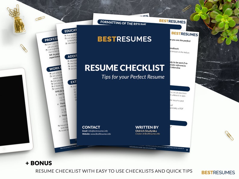 Puede incluir: Una lista de verificaci&oacute;n azul y dorada titulada "Lista de verificaci&oacute;n del curr&iacute;culum: Consejos para tu curr&iacute;culum perfecto" con el texto "BestResumes" en la parte superior. La lista de verificaci&oacute;n incluye secciones para "Formato del curr&iacute;culum", "Experiencia profesional", "Educaci&oacute;n", "Informaci&oacute;n adicional", "Historial laboral", "Actividades extracurriculares" y "Contacto". La lista de verificaci&oacute;n est&aacute; escrita por Oldrich Studynka, creador de BestResumes.info.