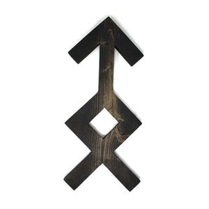 Könnte beinhalten: Eine schwarze Holz-Wanddekoration mit einem stilisierten Symbol mit einem nach oben zeigenden Pfeil. Das Symbol besteht aus mehreren sich schneidenden Linien, die ein geometrisches Muster bilden.