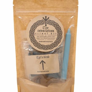 Puede incluir: Un kit ritual en una bolsa transparente. El kit incluye una vela gris, milenrama, papel de juramento e incienso de cono Tyr's blend. El kit está etiquetado como "Tyr invocation ritual kit" y "Tyr's blend". Hecho en EE. UU.