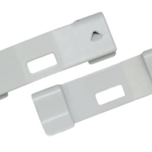 Peut inclure: Deux clips en plastique blanc avec une ouverture rectangulaire et une petite découpe triangulaire à chaque extrémité.