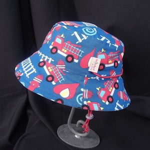 Dziecięcy kapelusz typu bucket hat z motywem samolotów, pociągów i samochodów - różne