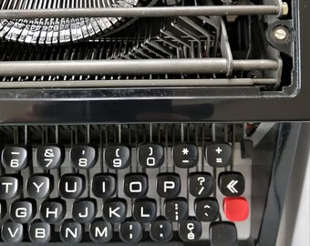 QWERTY Manual vintage compact TYPEWRITER Jet Black UNDERWOOD 320 case