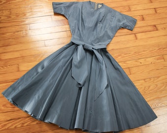 full skirt dress 50s style