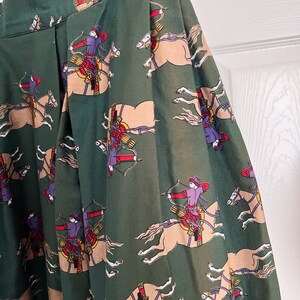 80s 90s British Khaki Horse and Archer Print Forest Green Midi Jupe Taille M image 9