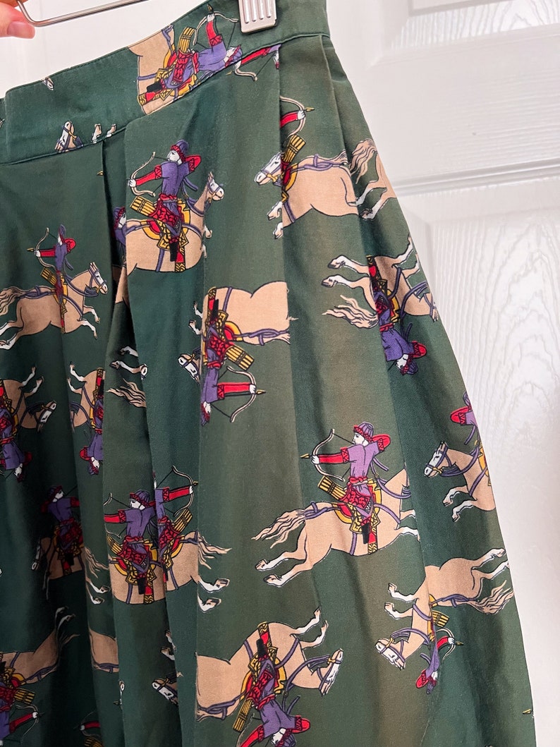 80s 90s British Khaki Horse and Archer Print Forest Green Midi Jupe Taille M image 9