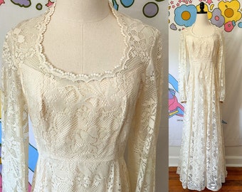 Anni '70 House of Bianchi Crochet Lace Queen Anne Neckline Abito da sposa Taglia 4 / Vintage 1970 Off White Boho Lacey Dress