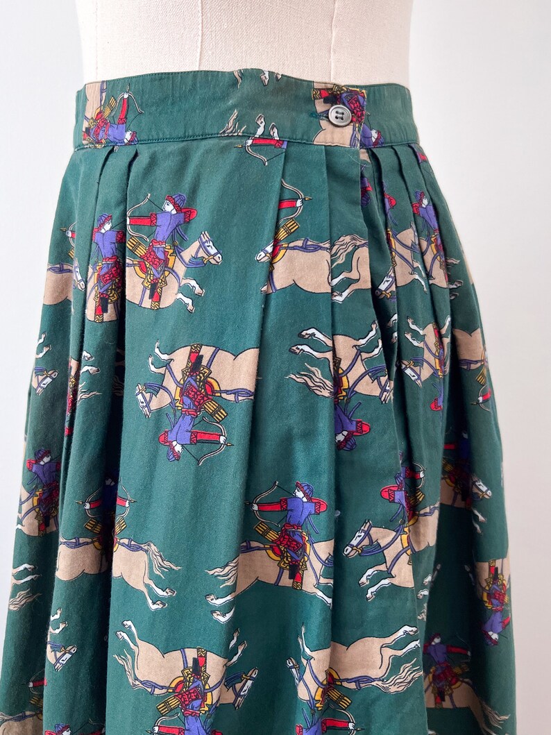 80s 90s British Khaki Horse and Archer Print Forest Green Midi Jupe Taille M image 2