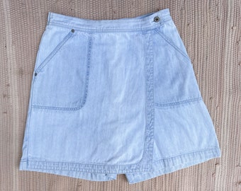 90s Bill Blass Denim Skort Size 8/10  | Vintage 1990s Light Wash Blue Jean Shorts*