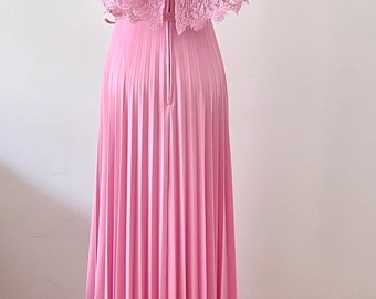 Robe de demoiselle d'honneur rose en dentelle à épaules dénudées années 70