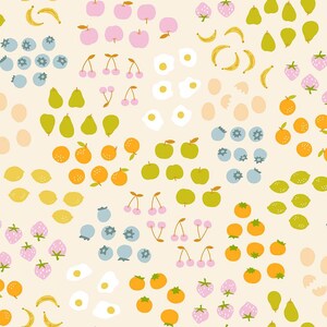 Könnte beinhalten: Ein sich wiederholendes Muster auf cremefarbenem Hintergrund mit verschiedenen Lebensmittelillustrationen, darunter rosa Äpfel, gelbe Bananen, grüne Birnen, blaue Heidelbeeren, orangefarbene Orangen, rosa Erdbeeren, grüne Limetten und weiße Spiegeleier.