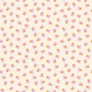 以下が含まれることがあります： 明るいクリーム色の背景に、鮮やかなピンクの花びらと黄色の中心部を持つ小さな様式化された花が繰り返されるパターン。それぞれの花には2枚の小さなピンクの葉が添えられており、表面全体に散らばった無方向のレイアウトで配置されています。