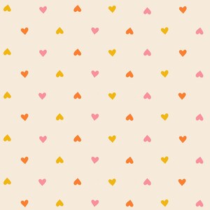 Peut inclure: Un motif répétitif sur un fond crème clair présentant de petits cœurs uniformément espacés dans des couleurs alternées de rose tendre, d'orange vif et de jaune doré, disposés en une formation en grille sur toute la surface.