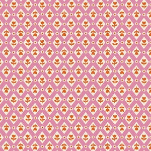 以下が含まれることがあります： ピンクの無地を背景に、オフホワイトのひし形の中にオレンジ色のチューリップのアイコンが配置された繰り返し模様。ひし形のチューリップのモチーフの間の隙間には、星のような形をした小さなオレンジ色の花が配置されている。