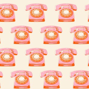 以下が含まれることがあります： 明るいクリーム色の背景にピンクの回転式電話機が並ぶ繰り返しパターン。各電話機には、白とオレンジのアクセントが付いた円形のダイヤル、ベースの上に置かれた受話器、線画の陰影が施された長方形の本体が描かれています。