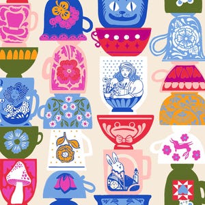 Puede incluir: Un patrón repetitivo de tazas y tazones apilados con diversas ilustraciones que incluyen un hongo, una reina, un gato, un conejo con un reloj, una persona con flores y varios motivos florales y de corazones en tonos vibrantes.