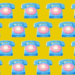 Op de afbeelding: Een herhalend patroon van blauwe draaischijftelefoons met roze ronde wijzerplaten tegen een effen mosterdgele achtergrond. Elke telefoon heeft een klassieke hoorn op een rechthoekige basis met een opvallende ronde draaischijf.