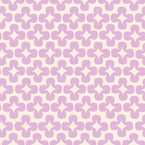 Puede incluir: Un patrón repetitivo con formas florales de cuatro pétalos en color violeta claro dispuestas en una cuadrícula. Las formas tienen bordes redondeados y están separadas por pequeños motivos de estrellas de cuatro puntas en color crema.