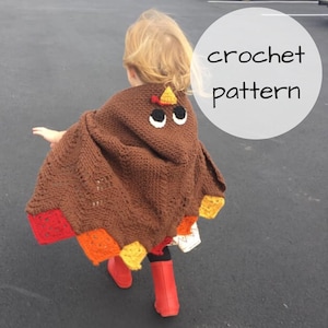 Puede incluir: Un niño lleva un disfraz de pavo de ganchillo marrón con detalles en naranja, rojo y amarillo. El disfraz tiene una capucha con una cabeza de pavo y ojos. El texto "crochet pattern" está escrito en un círculo blanco en el fondo.