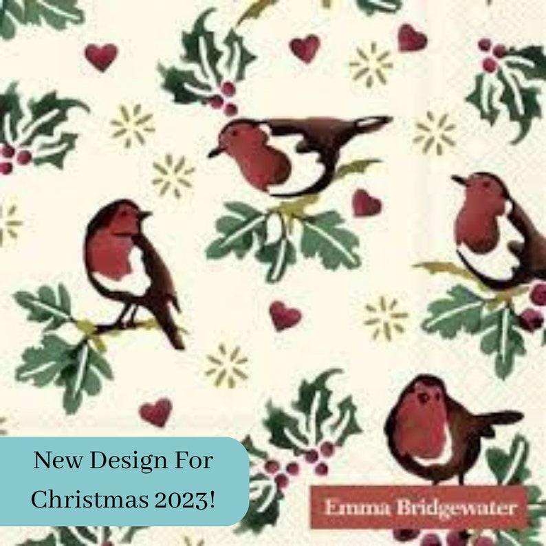 Puede incluir: Una servilleta de papel color crema con un patr&oacute;n repetitivo de petirrojos posados en ramas de acebo con bayas rojas, peque&ntilde;os corazones rojos y estrellas doradas. El texto dice New Design For Christmas 2023! y Emma Bridgewater.