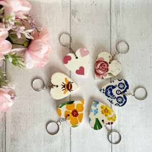 Llaveros de madera en forma de corazón / Decorados con diseños originales de Emma Bridgewater / Llaveros / Cadenas