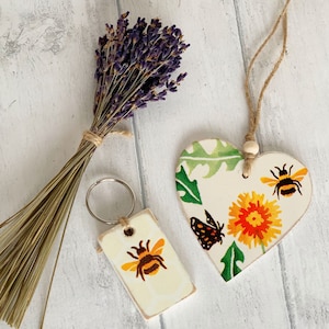Set de regalo / Diente de león y abeja inspirados en Emma Bridgewater / Decoupage / Llavero de madera y corazón colgante / Regalo de abeja