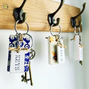 Llaveros de madera personalizados con decoupage inspirados en Emma Bridgewater. Organización del hogar. Regalo para casa nueva. Llaveros de madera. Pequeños regalos.
