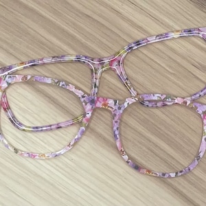 Adorno acrílico con diseño floral de acuarela