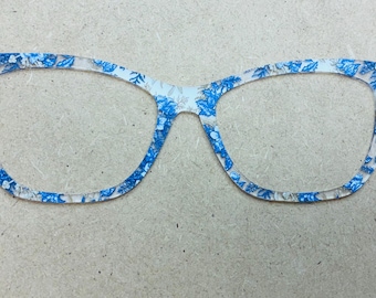Adorno de acrílico translúcido con estampado floral azul para gafas magnéticas intercambiables.