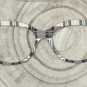Adorno para gafas de acrílico a cuadros
