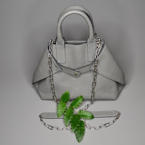 Women&#39;s handbag made of leather in grey / Top Handle Bag
