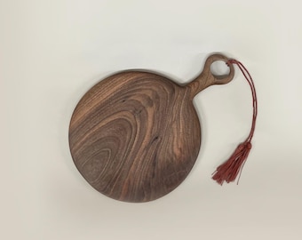cutting board / wood board / charcuterie board / serving board / walnut kitchen board