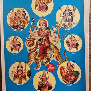 Puede incluir: Una ilustración colorida que representa las nueve formas de la diosa hindú Durga, conocidas como Nav Durga. Cada forma se representa en un círculo con un animal diferente, incluyendo un tigre, un león, un búfalo, un camello, un gallo, una cabra, un burro, un conejo y un pez. El texto de la imagen está en hindi.