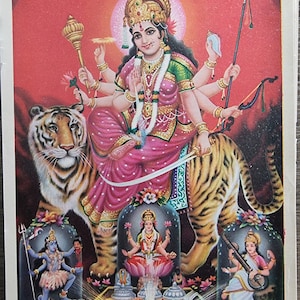 Déesse hindoue Amba Maa avec maa saraswati, maa lakshmi et maa kali (vaishno devi) impression vintage par Jain Publishers 6.5in x 9.5in