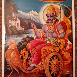 Könnte beinhalten: Eine farbenfrohe Illustration der hinduistischen Gottheit Surya, dem Sonnengott, der einen von sieben Pferden gezogenen Wagen fährt. Er ist mit einer goldenen Krone, einem roten Gewand und einem blauen Körper dargestellt. Er hält einen Bogen und Pfeil in seinen Händen. Der Wagen ist mit komplizierten Details verziert und wird von sieben Pferden gezogen. Der Hintergrund zeigt eine Bergkette und einen Fluss.