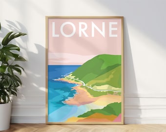 Puede incluir: Una ilustración colorida de un paisaje costero con la palabra "LORNE" en texto blanco sobre un fondo rosa. La ilustración presenta una colina verde, una playa de arena y agua de mar azul.