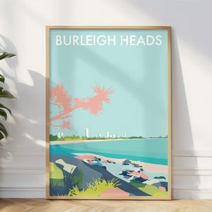 Könnte beinhalten: Eine farbenfrohe Illustration von Burleigh Heads, einem Strand in Queensland, Australien. Die Illustration zeigt eine rosafarbene Palme, ein blaues Meer und einen Sandstrand.