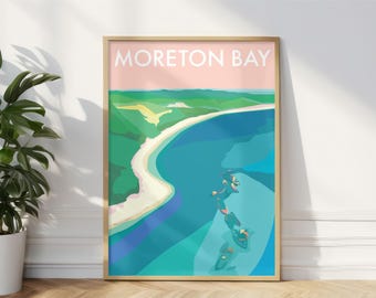 Puede incluir: Un póster con el texto "Moreton Bay" en letras blancas sobre un fondo rosa. El póster presenta una ilustración colorida de una bahía con una isla verde y agua azul.