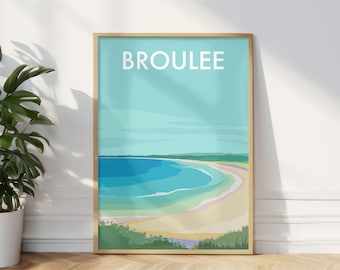 Puede incluir: Un póster enmarcado en dorado con la palabra "BROULEE" en texto blanco en la parte superior. El póster presenta una ilustración colorida de una playa con agua azul, arena blanca y árboles verdes.