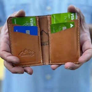 Carteras de cuero personalizadas para hombres Cartera de cuero alta plegable Diseño minimalista delgado Regalos para padrinos de boda
