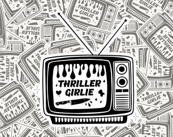 Könnte beinhalten: Schwarz-weißes Sticker-Design eines Retro-Fernsehers mit dem Text "THRILLER GIRLIE" und einem tropfenden Bluteffekt. Der Sticker ist von kleineren Stickern mit demselben Text umgeben.