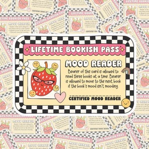 Könnte beinhalten: Eine rosa und gelbe Karte mit einem schwarz-weißen Schachbrettmuster. Die Karte trägt die Aufschrift "Lifetime Bookish Pass" und "Mood Reader". Auf der Karte ist eine Comic-Erdbeere mit Sonnenbrille und einem Herz zu sehen. Der Text lautet: "Der Inhaber dieser Karte darf drei Bücher gleichzeitig lesen. Der Inhaber darf zum nächsten Buch wechseln, wenn die Stimmung des Buches nicht stimmt. Zertifizierter Stimmungsleser."