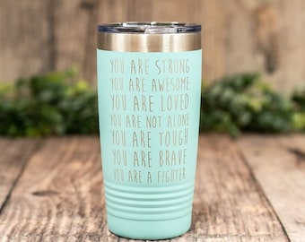 Eres fuerte, eres increíble, eres amada - Taza de viaje personalizada grabada, taza de regalo inspiradora para ella, taza de regalo motivacional
