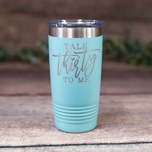 Op de afbeelding: Een turquoise roestvrijstalen tumbler met een zilveren deksel en de tekst "TALK thirty TO ME" gegraveerd aan de zijkant.