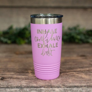 Inhala confianza, exhala dudas: vaso grabado, taza de viaje personalizada, taza de regalo inspiradora, taza de regalo motivacional para ella