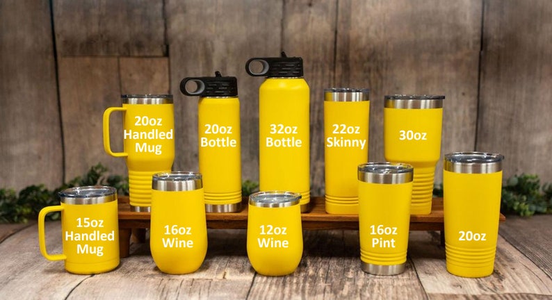 Pode incluir: Uma cole&ccedil;&atilde;o de copos de a&ccedil;o inoxid&aacute;vel amarelos em v&aacute;rios tamanhos, incluindo 15oz, 20oz, 16oz, 12oz, 22oz, 30oz e 32oz. Os copos s&atilde;o etiquetados com seu tamanho e tipo, como "Caneca com al&ccedil;a", "Vinho", "Magro" e "Pinte".