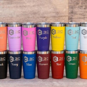 Pode incluir: Um conjunto de 12 canecas de a&ccedil;o inoxid&aacute;vel em v&aacute;rias cores, cada uma com texto gravado. As canecas est&atilde;o dispostas em duas filas de seis. O texto nas canecas inclui "3C Etching", "Coral", "Lavender", "Pink", "Purple", "Yellow", "Teal", "White", "Black", "Navy", "Blue", "Maroon", "Red", "Green", e "Orange".