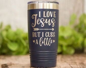 Ich liebe Jesus, aber ich fluche ein wenig - Lustiger gravierter Becher, isolierter Reisebecher, lustiger christlicher Reisebecher, lustige Tasse, Jesus Geschenktasse